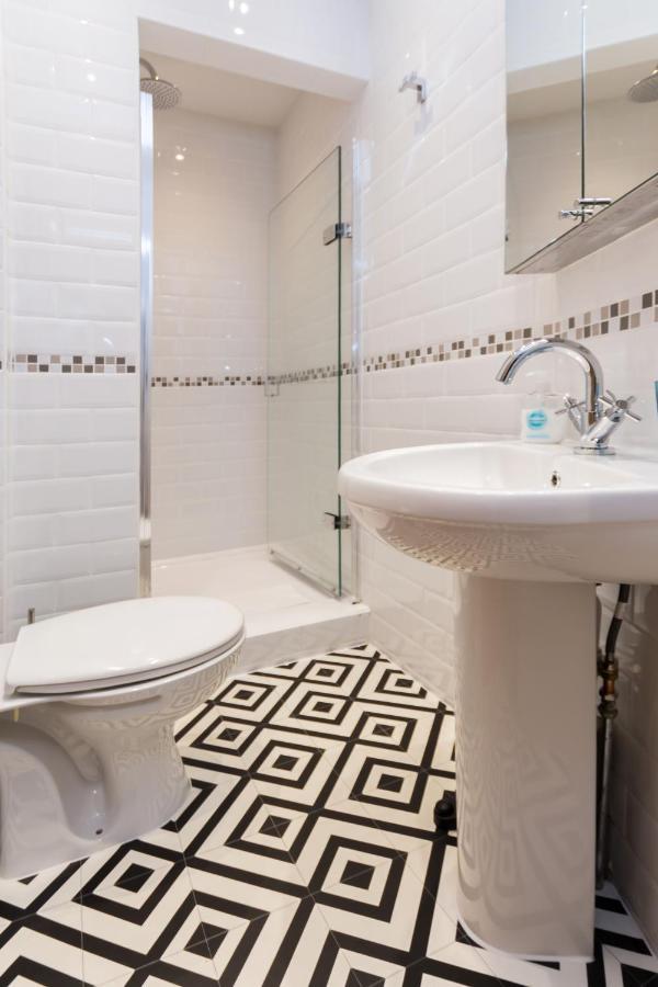 Apartament Caledonian - Bright One-bedroom With Private Decked Garden