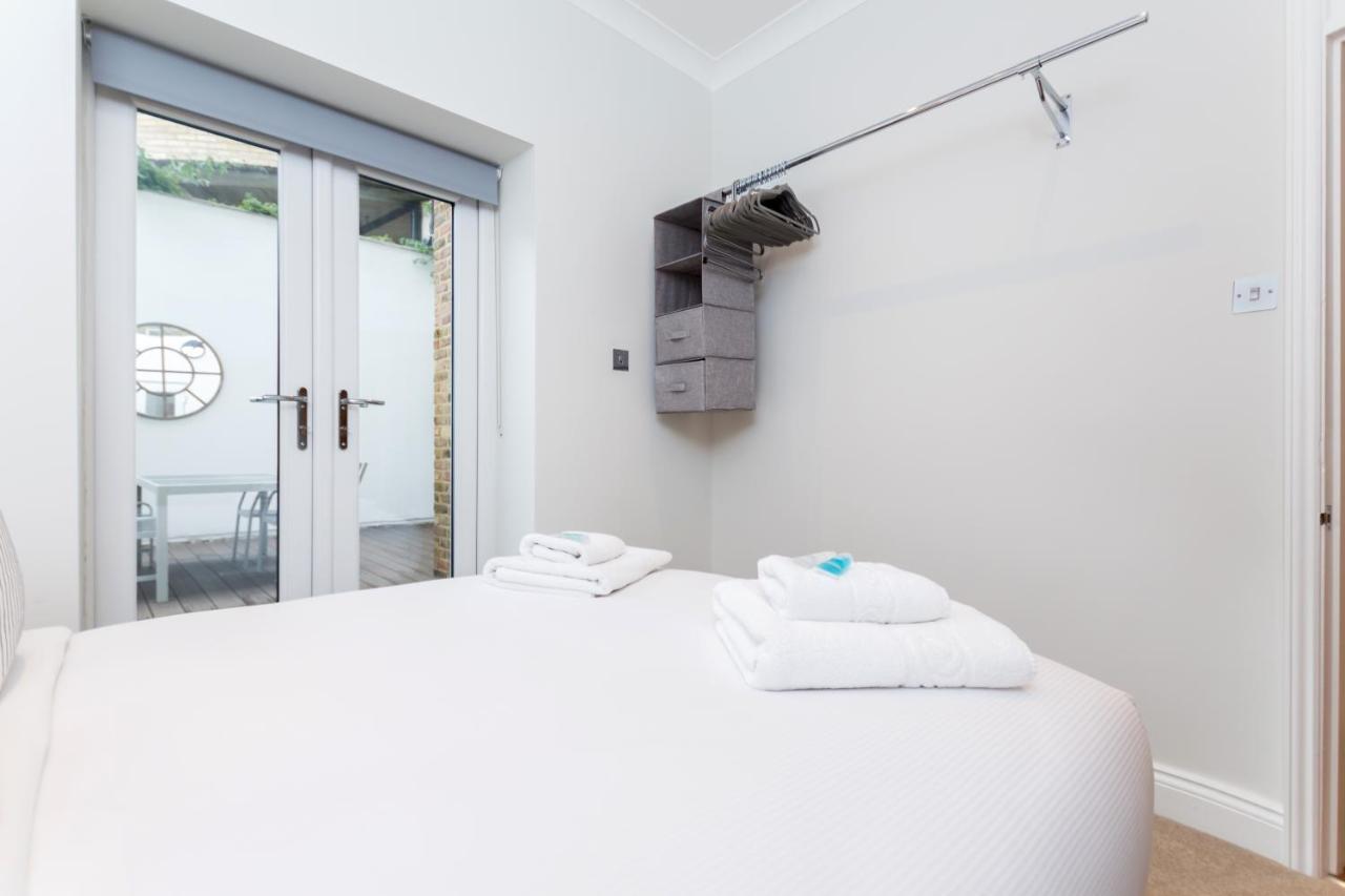 Caledonian - Bright One-bedroom With Private Decked Garden Londra