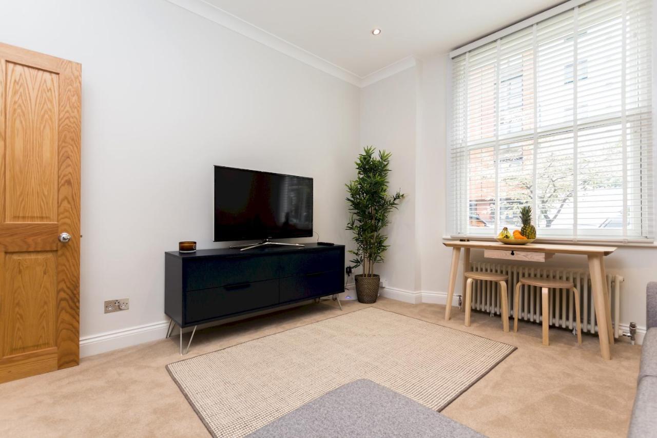 Apartament Caledonian - Bright One-bedroom With Private Decked Garden *