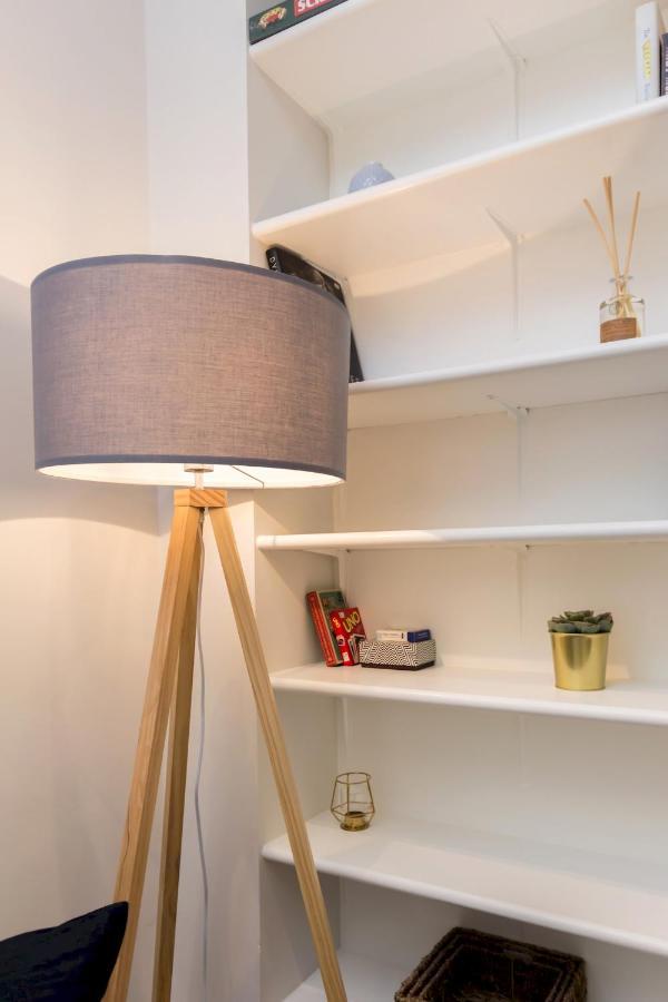 Caledonian - Bright One-bedroom With Private Decked Garden Londra