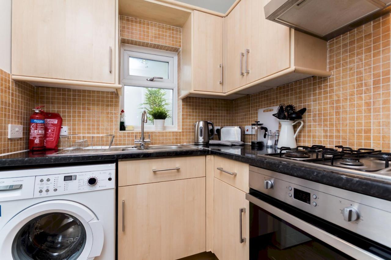 Caledonian - Bright One-bedroom With Private Decked Garden Londra