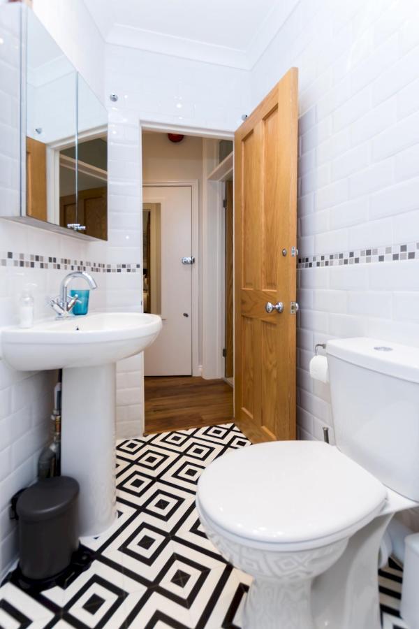 Apartament Caledonian - Bright One-bedroom With Private Decked Garden *